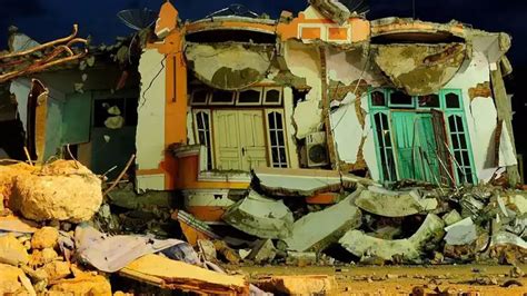 Earthquake In Indonesia,భారీ వరదలు, కొండచరియలు విరిగిపడుతున్న వేళ ...