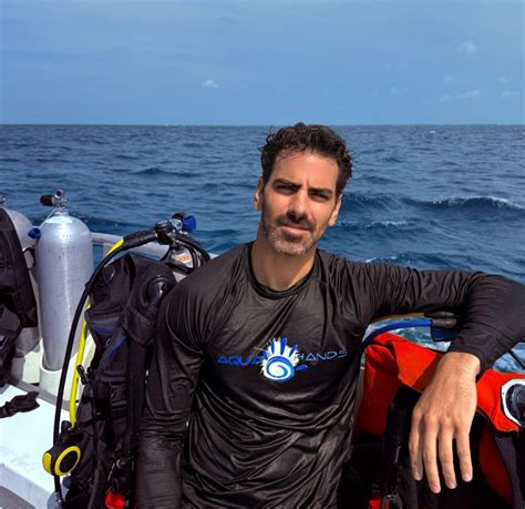 Do divers miss a trick with our puny hand-signals?