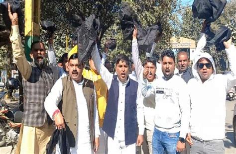 सोनीपत में परिवहन मंत्री का विरोध, ई-टेंडरिंग के खिलाफ धरना दे रहे ...