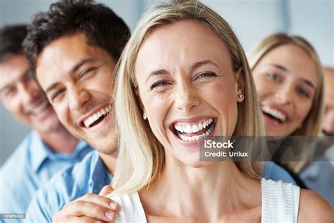 Freidnly Business People 的图像结果