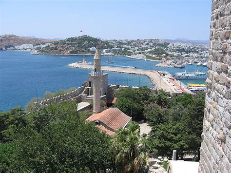 https://upload.wikimedia.org/wikipedia/commons/thumb/f/f5/Turkey_Bodrum_Castle_Mosque.jpg/800px-Turkey_Bodrum_Castle_Mosque.jpg