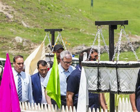 Omar Abdullah, ministers visit Valley's tourist destinations to dispel ...