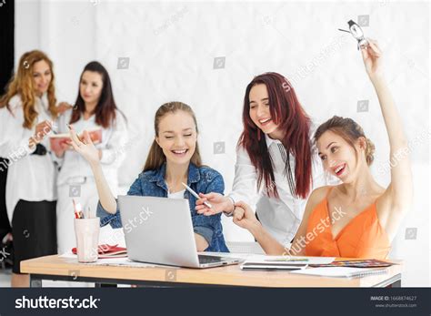 Happy People at Work 的图像结果