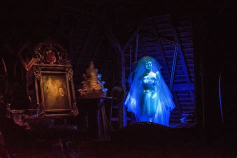 Haunted Mansion Bride Disney World 的图像结果