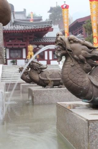 北京暴雨故宫再现九龙吐水 故宫的排水系统多精妙