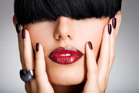 Taman ruž birajte prema boji tena! Da se osmeh bolje vidi - Informer.rs