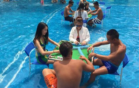 酷热“中伏” 重庆市民水中玩麻将消暑，你还知道哪些有趣的消暑方式? - 知乎