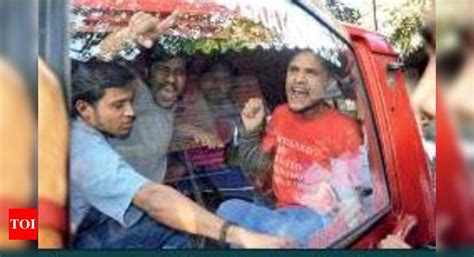 Bust deface brings outfit to the fore | Kolkata News - Times of India