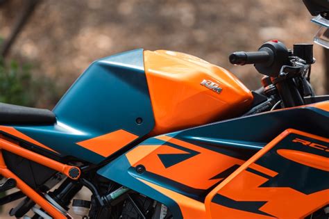 2022 KTM RC 390 | First Ride Review | Two Swords, One Sheath