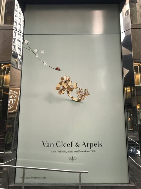 Retail Building Signage 的图像结果