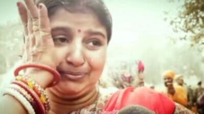 Woman breaks down in tears at Mahakumbh after losing her mother-in-law ...