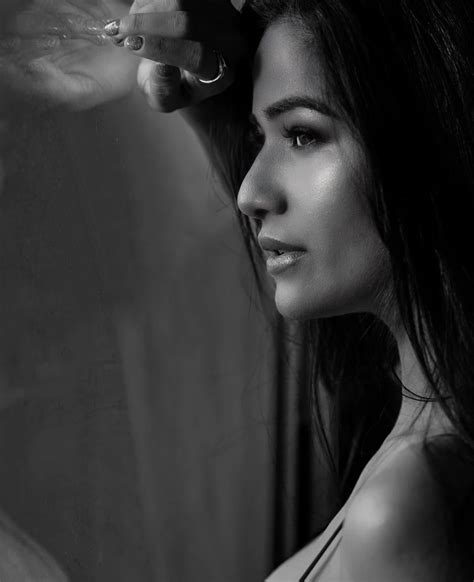 Poonam Pandey : డార్క్ మోడ్‌లో గుండె దడ పెంచేస్తున్న పూనం పాండే ...