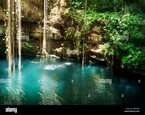 Chichen itza cenote Banque de photographies et d’images à haute ...