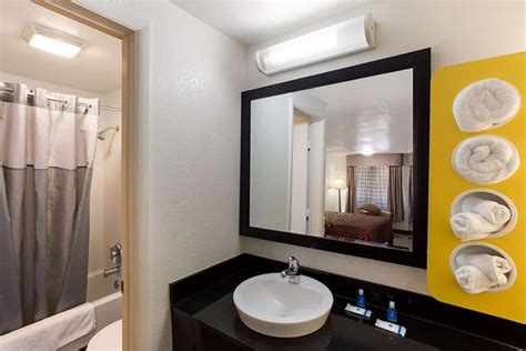 RODEWAY INN (Cross Lanes) - Motel Reviews, Photos, Rate Comparison ...