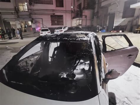 女子和男友吵架烧车泄愤最新素材