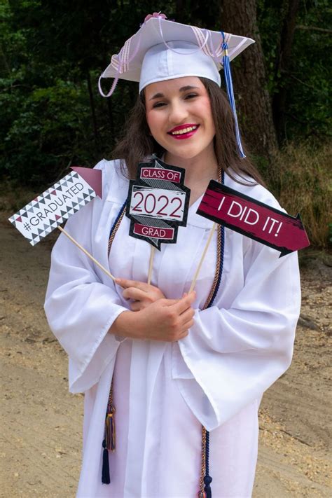 Graduation Portrait 的图像结果