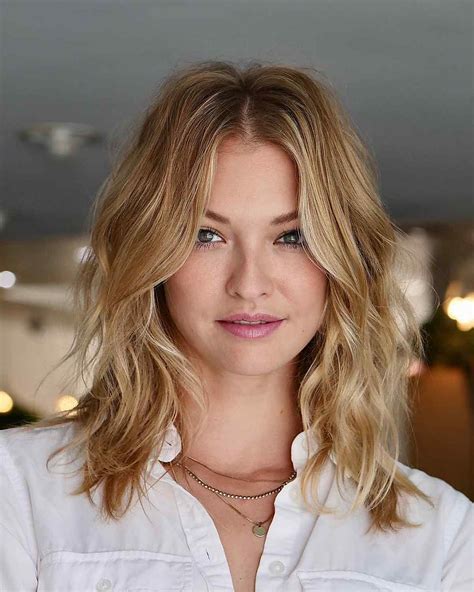 39 Chic Medium Length Wavy Hairstyles in 2022