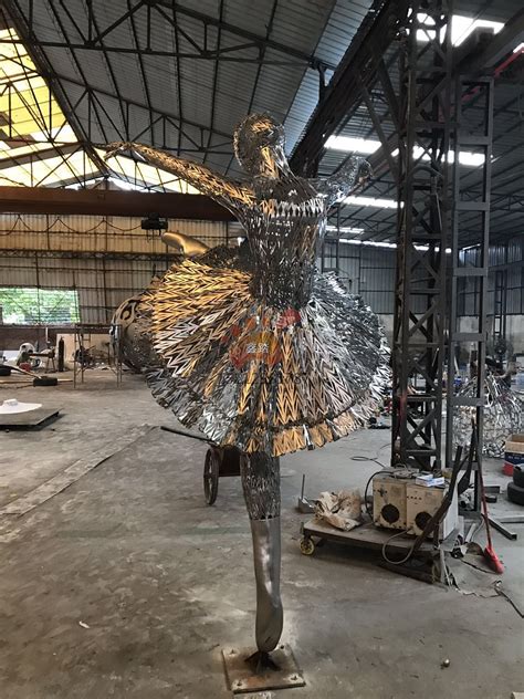 做一个两米高的不锈钢人物雕塑要多少钱 – 北京博仟雕塑公司