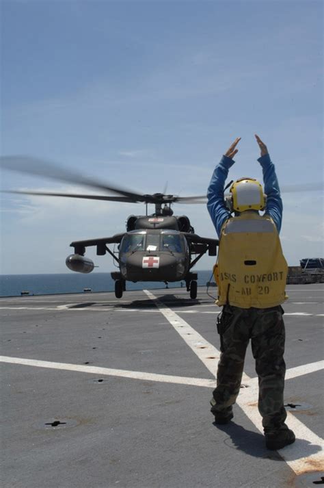Blackhawk assists USNS Comfort during humanitarian mission | Article ...