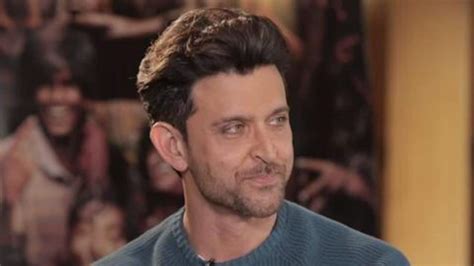 Hrithik provides hand sanitizers to Mumbai Police personnel