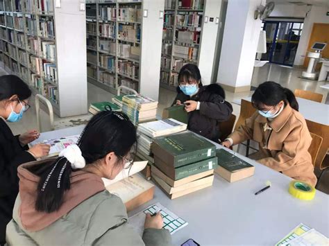 图书馆举办“抚旧为新，护书以行”图书修补活动-蚌埠医学院