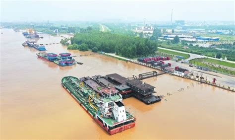 荆州老码头迸发新活力 每日沥青装卸量1000吨以上_湖北频道_凤凰网