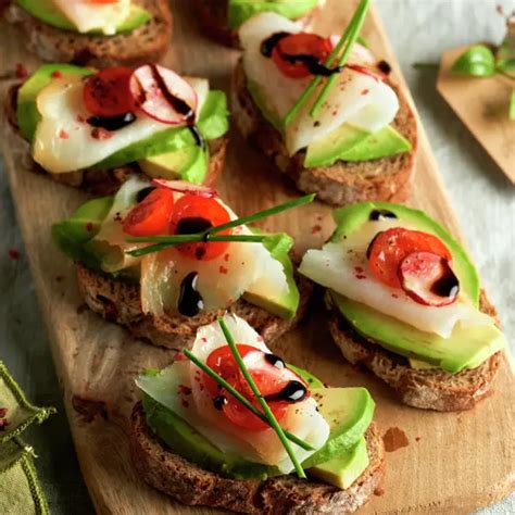 Aguacate relleno con salmón ahumado, un entrante fresco, delicioso y ...