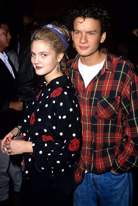 Tharraing Gruaig Barrymore 90s 2,334 Drew Barrymore 90s Stock Photos,