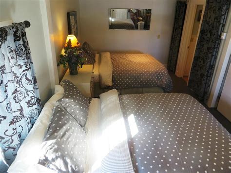 LOG CABIN MOTEL (Pinedale) - Inn Reviews, Photos, Rate Comparison ...