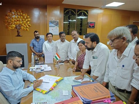 Congress submits memorandum to district administration in Vadodara ...