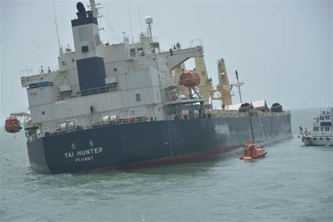 武汉一艘货船在装卸过程中船头下沉 5人获救-搜狐新闻
