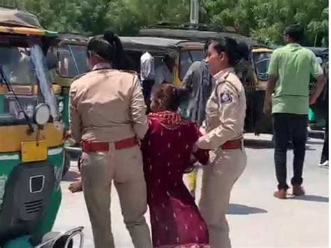 Service.. Seeing the disabled girl with both legs having difficulty ...