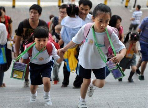 香港双非学童求学陷夹缝 有家长欲让孩子回内地|香港|双非|求学_新浪新闻
