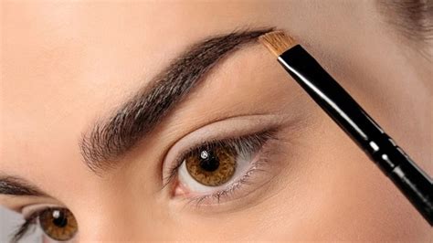 Natural eyebrow makeup look: how to fill them in perfectly like a pro