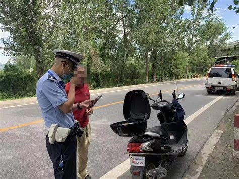 交警拦下无牌摩托车，女骑手立即拿出副号牌：我不会装_北京日报网