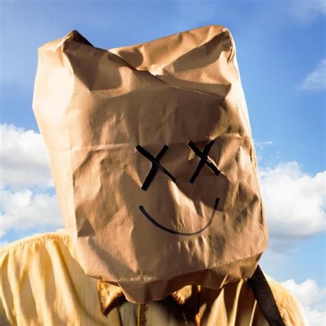 DEVIL IN DISGUISE (EN ESPAÑOL) - Marino - LETRAS.COM