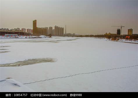鞍山万水河河上雪景与两岸建筑高清图片下载_红动中国