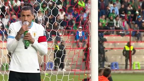 Uruguay Player Uses Oxygen Mask While Playing World Cup Qualifier Match ...