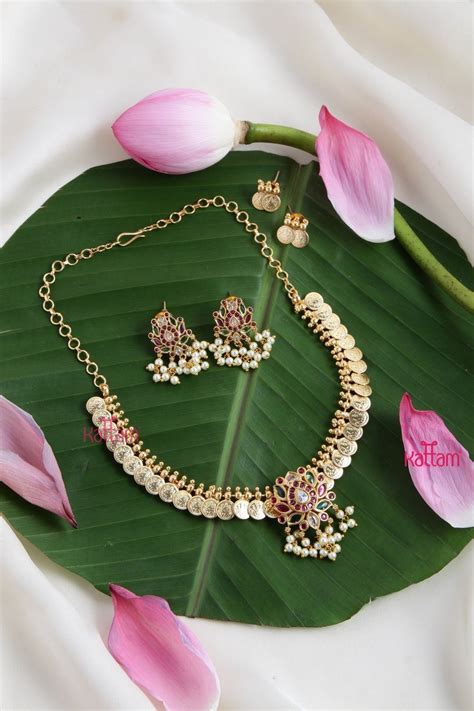 2 in 1 Pendant Detachable Lotus Choker - Kattam