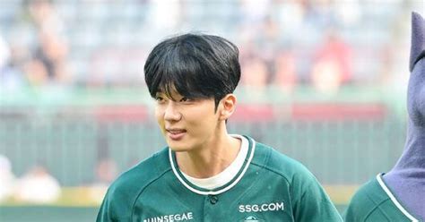 [사진]BAP 영재,'시구 마치고 미소' - 조선비즈