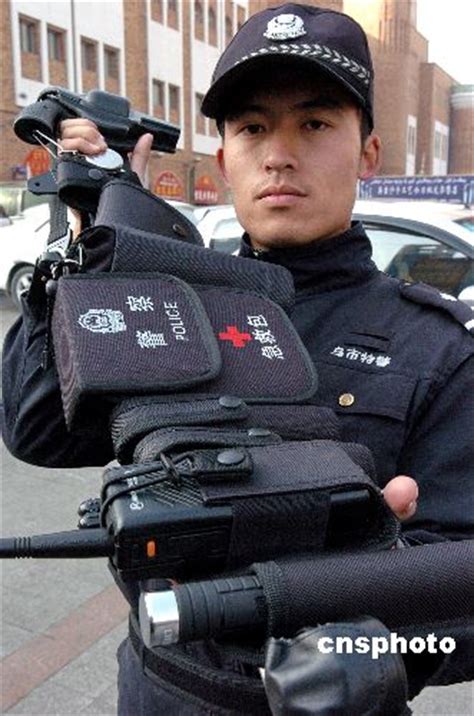 组图：乌鲁木齐特警配最新警用装备街头巡逻 (2)--图片--人民网