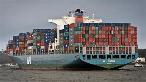 Watch what happens when a 4,000-container ship snaps in half