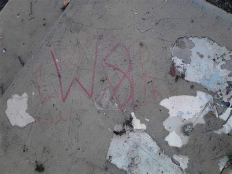 blood gangs graffiti: west side piru ( 142 street )
