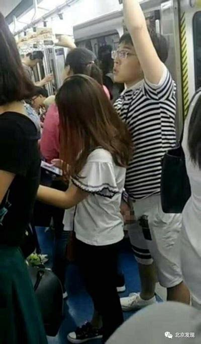北京地铁14号线一男子裸露下体猥亵女孩 渣男还带着一副眼镜！_社会_中国小康网
