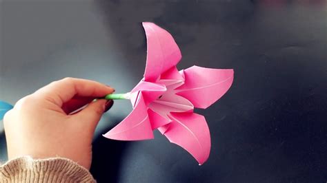 精美的百合花折纸，折几朵放在桌子上太漂亮了，手工折纸视频教程