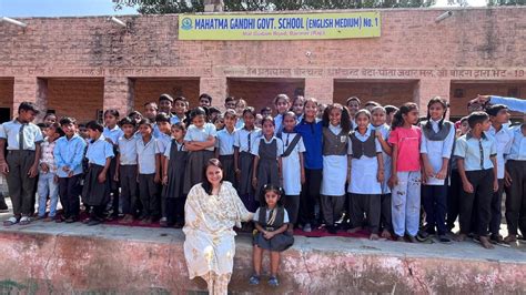 IAS टीना डाबी ने स्कूल में बच्चों के साथ जमीन पर बैठकर किया लंच, बाद ...