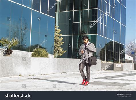Business People Walking On Street 的图像结果