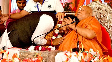 स्वामी रामभद्राचार्य से CM भजनलाल ने लिया आशीर्वाद, गलता पीठ की गद्दी ...