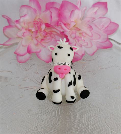 Fondant Cow Cake Topper Tutorial 的图像结果