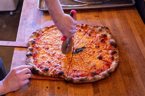 Iconic pizza chain closing its last locations after 50 years in ...